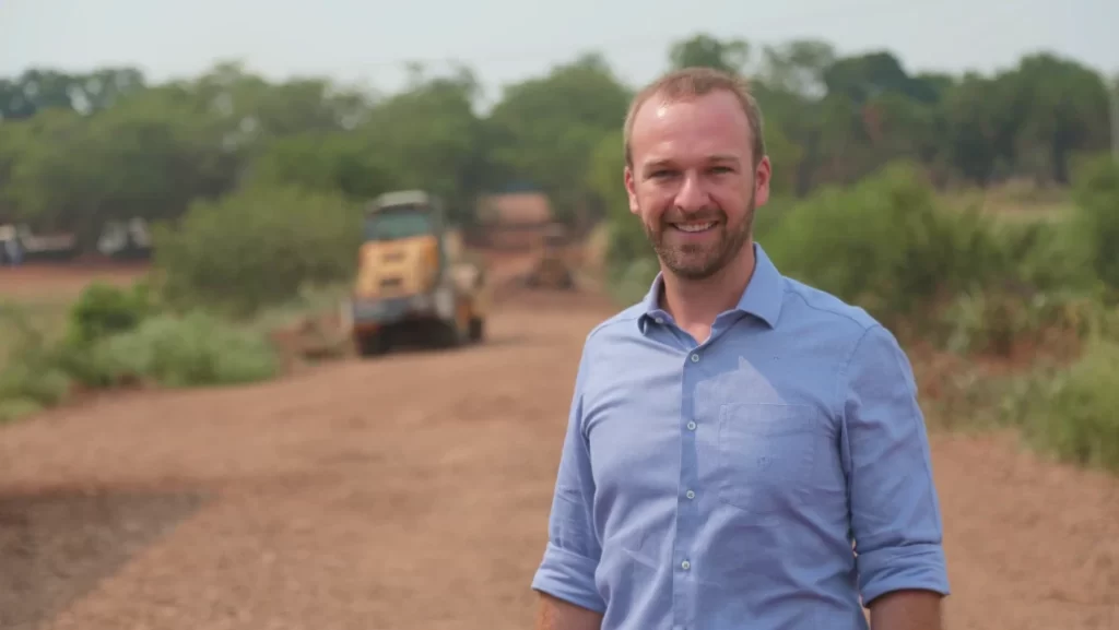 Foto de arquivo do prefeito de Terenos, Henrique Budke (PSDB), em vistoria a obras no município