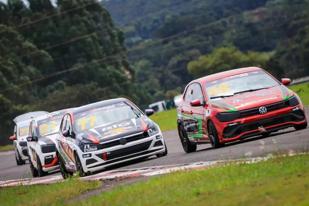 Em Campo Grande, carros comuns viraram bólidos de corrida na abertura do campeonato nacional de turismo