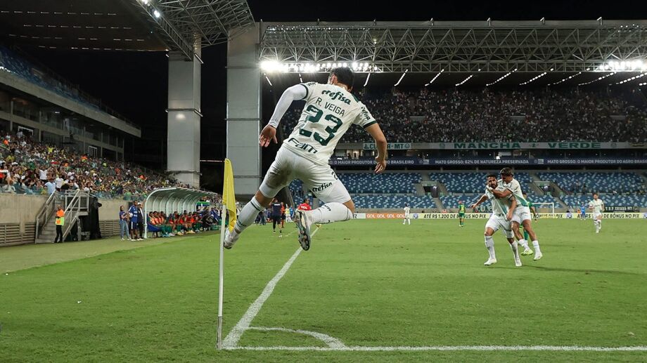 Raphael Veiga comemora gol chutando a bandeirinha do Cuiabá; FPF quer evitar esse tipo de celebração