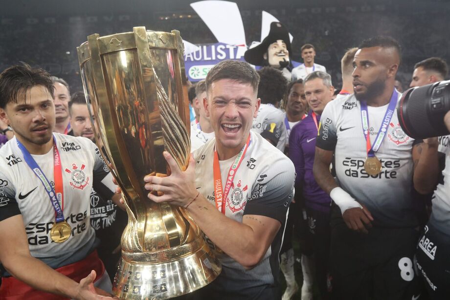 Rodrigo Garro exibe taça do Paulistão conquistada pelo Corinthians na semana passada.
