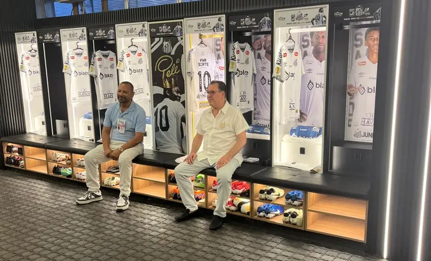 Marcelo Teixera e Nermar da Silva Santos visitam o novo vestiário da Vila Belmiro