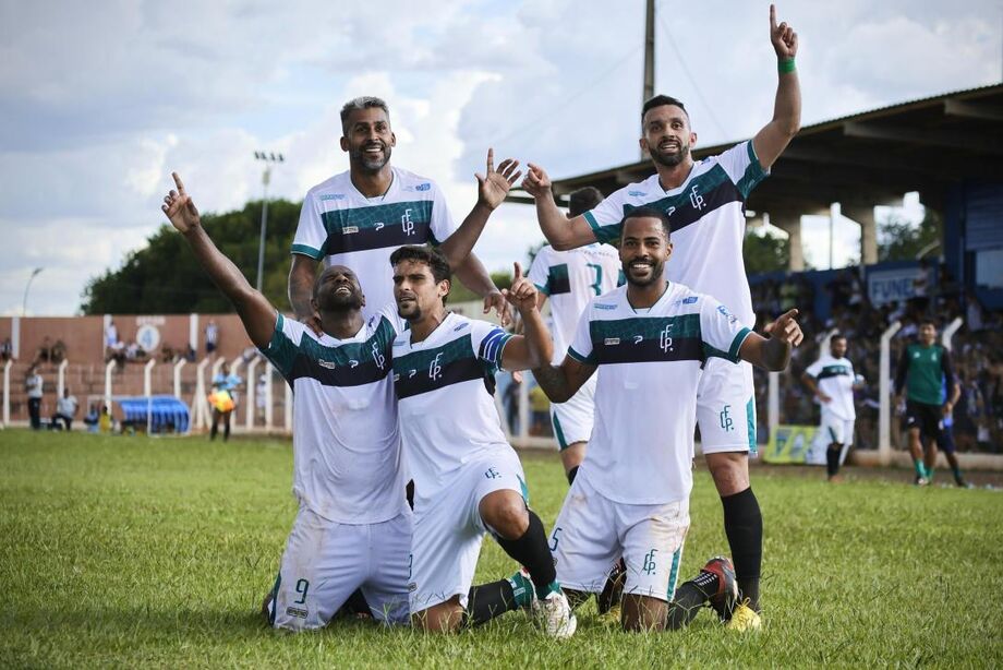Jogadores do Pantanal comemoram gol de Léo Itaperuna, o segundo da goleada sobre o Operário neste domingo