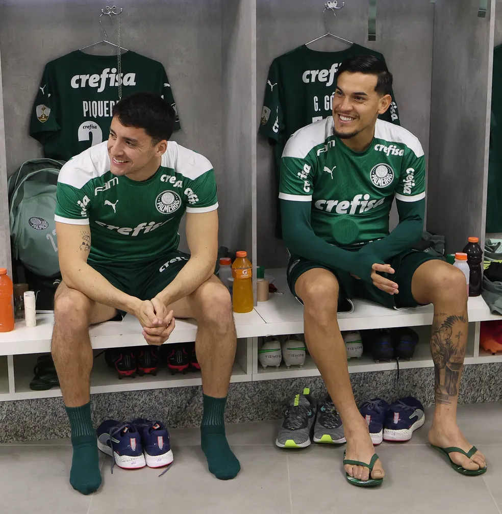 Piquerez e Gustavo Gómez no vestiário do Palmeiras