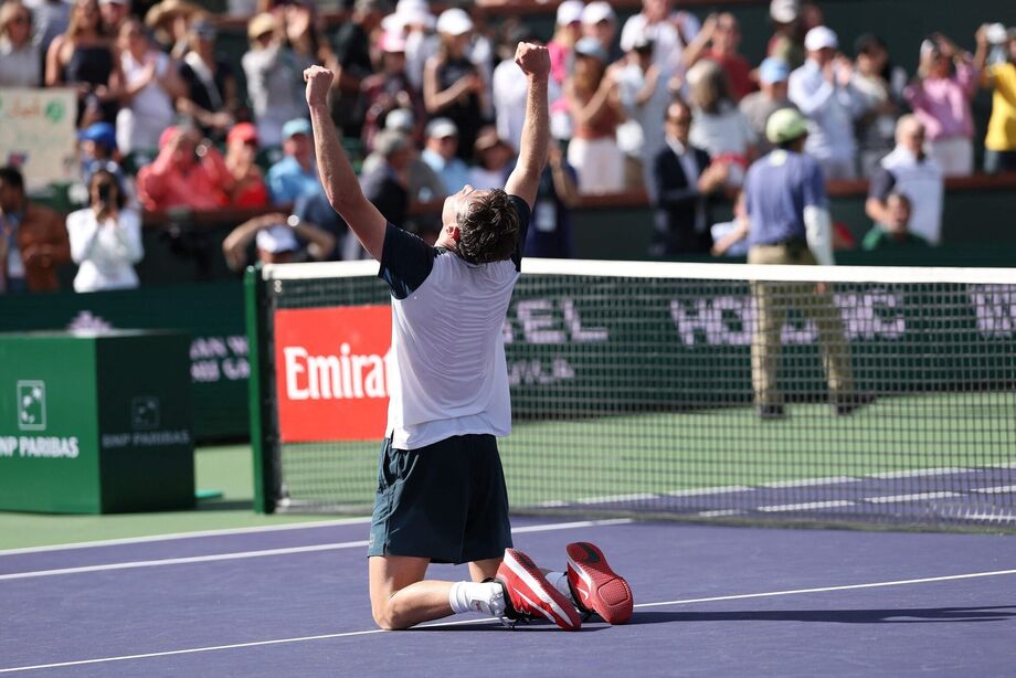 Jack Draper, que derrotou João Fonseca em Indian Wells, comemora conquista do campeonato de nível Master no tênis.