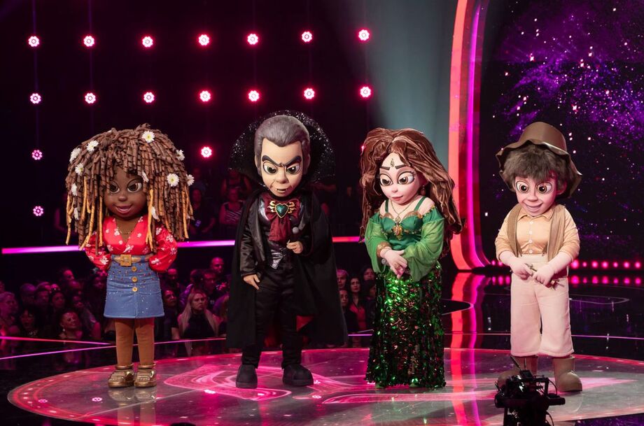 O personagem Candinho, à direita, durante o 'The Masked Singer Brasil' exibido em 9 de fevereiro de 2025
