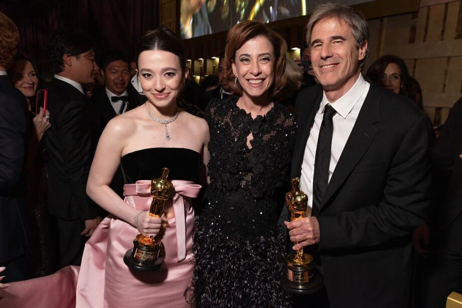 Mikey Madison, Fernanda Torres e Walter Salles posam no Governors Ball após o Oscar 2025.