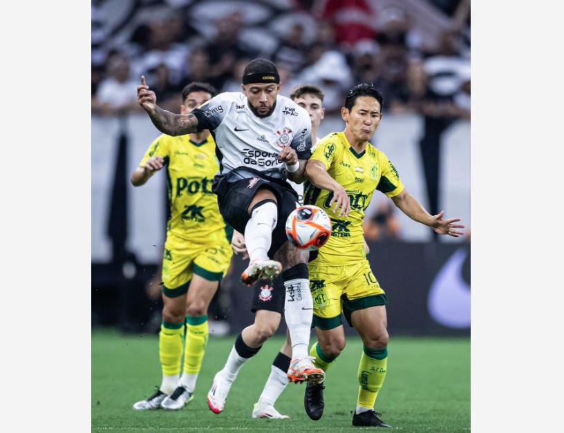 Memphis Depay em ação pelo Corinthians, garantido na semifinal do Paulistão