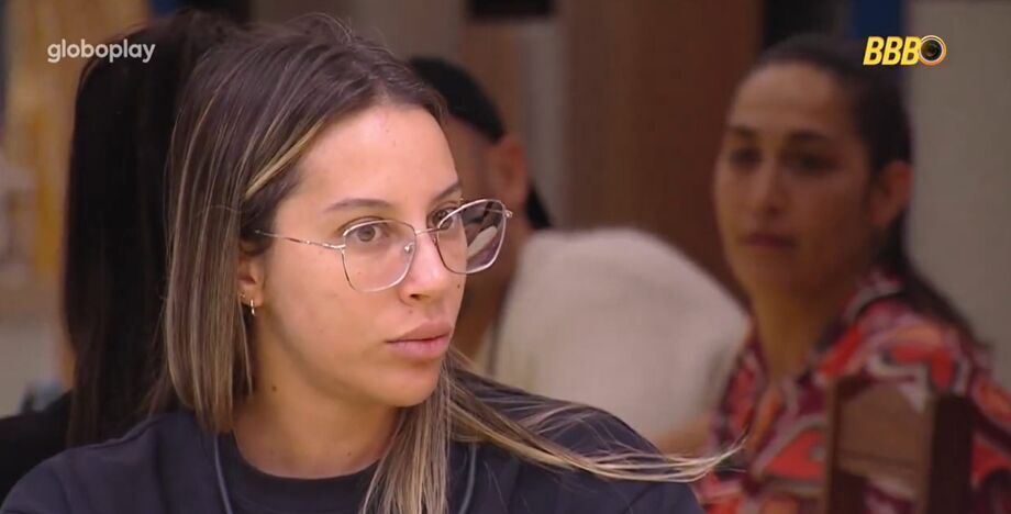 Renata durante conversa na cozinha do BBB 25