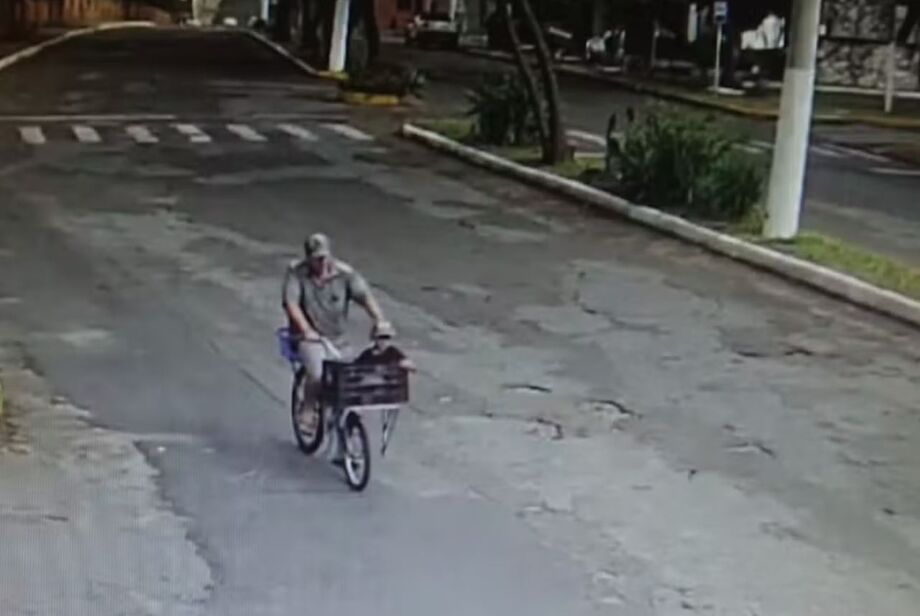 Imagens de câmera de segurança mostram pai levando filho na bicicleta antes de jogá-lo pela ponte