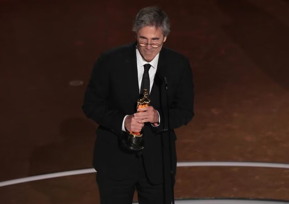 Walter Salles recebe o Oscar de Melhor Filme Internacional por 'Estou Aqui'