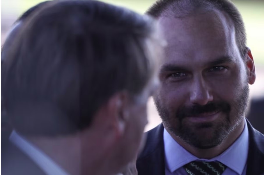 O deputado federal licenciado Eduardo Bolsonaro (PL-SP) e o ex-presidente presidente Jair Bolsonaro (PL)