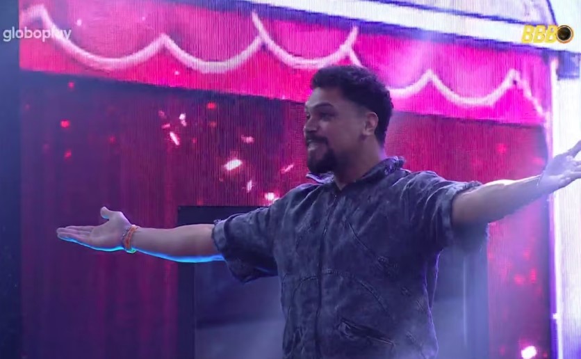 Vinicius retorna do Barrado no Baile após duas horas, ao som de 'A Queda', música de Gloria Groove
