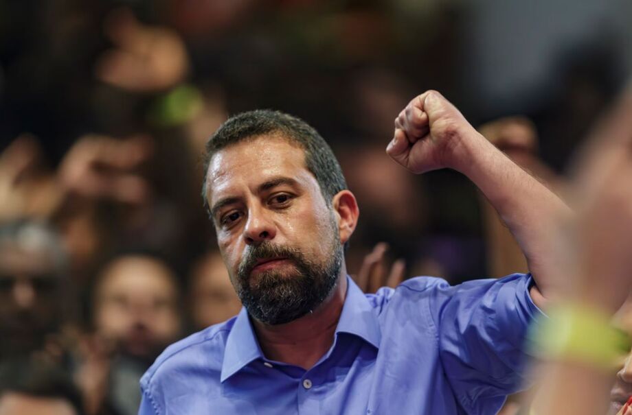 O candidato Guilherme Boulos (PSOL) durante coletiva de imprensa após resultado da final da apuração das eleições municipais em São Paulo.