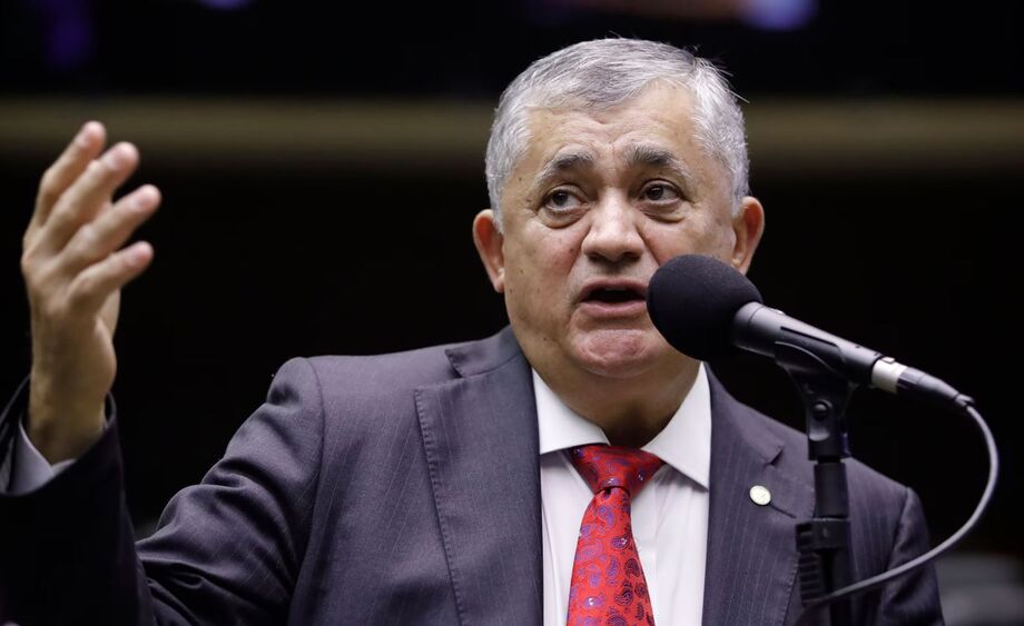 Deputado José Guimarães (PT) durante sessão na Câmara dos Deputados.