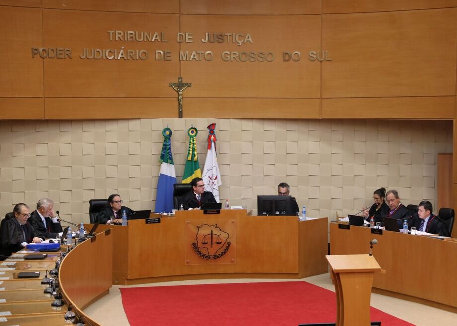 Sessão do Tribunal de Justiça de Mato Grosso do Sul (TJMS), onde foi mantida a decisão que nega o reingresso de aluno expulso por infração disciplinar em escola estadual.