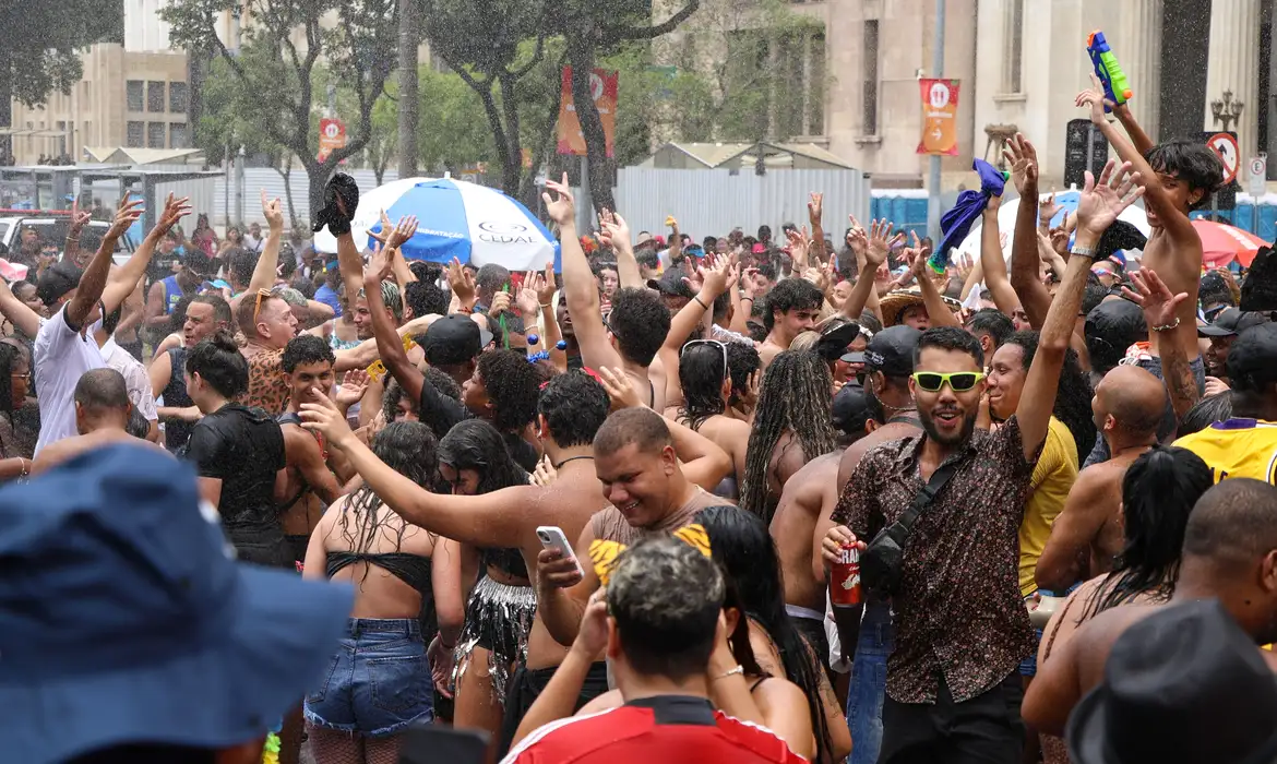 Carnaval não é feriado nacional e regras sobre folga variam conforme a legislação local.