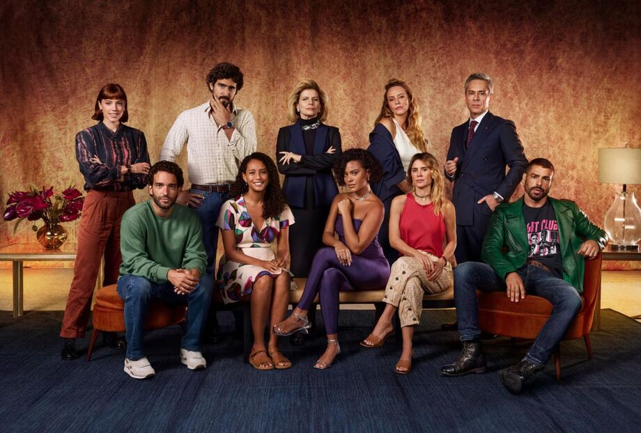 Solange (Alice Wegmann), Afonso Roitman (Humberto Carrão), Ivan (Renato Góes), Raquel (Taís Araujo), Odete Roitman (Débora Bloch), Maria de Fátima (Bella Campos), Heleninha (Paolla Oliveira), Leila (Carolina Dieckmann), Marco Aurélio (Alexandre Nero) e Cé
