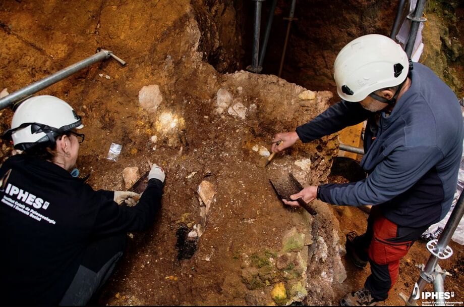 Pessquisadores trabalham na escavação em uma gruta na Espanha