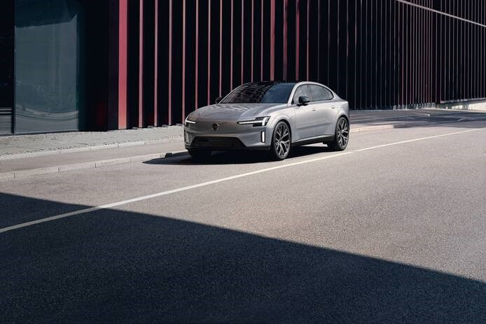 Novo Volvo ES90 elétrico promete carregar 300 km em 10 minutos e rodar até 700 km