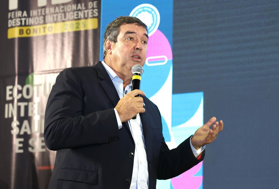 Eduardo Riedel aparece com ampla vantagem na corrida eleitoral e tem governo bem avaliado por mais da metade dos eleitores sul-mato-grossenses