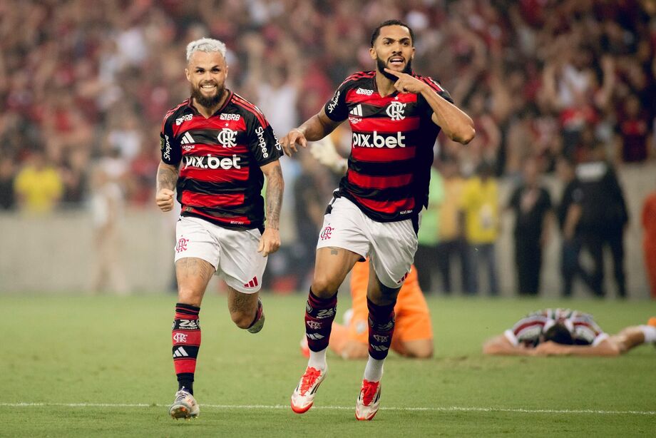 Michael e Juninho comemoram um dos gols anulados do Flamengo na final do Campeonato Carioca de 2025.