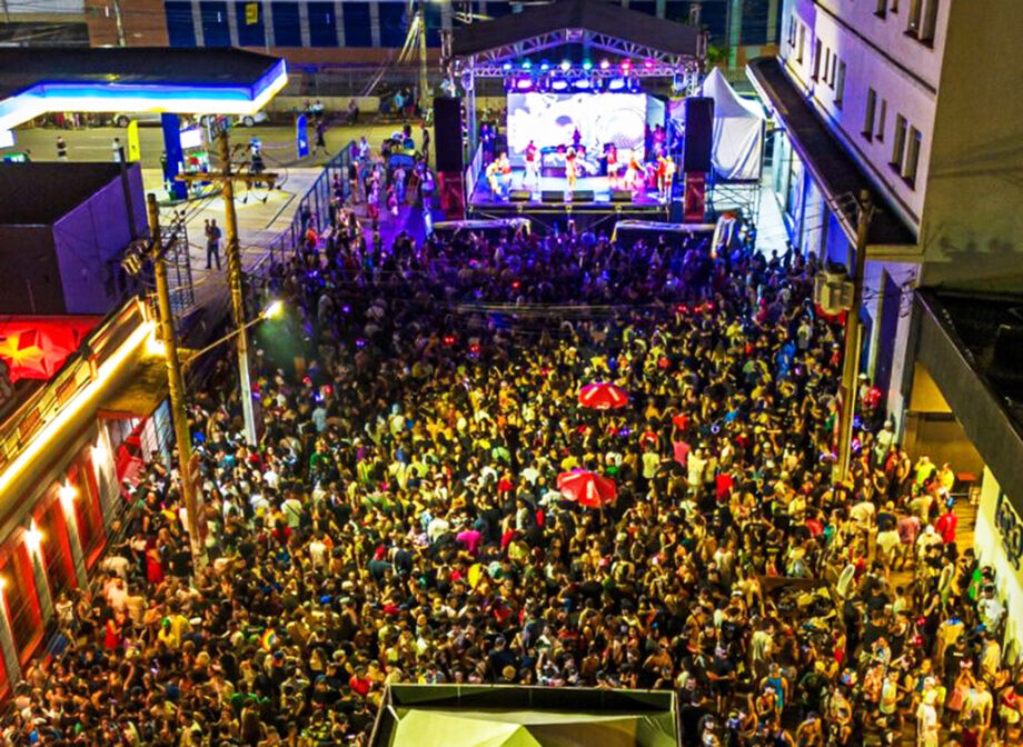 A primeira noite da folia teve blocos de rua, fantasias e segurança reforçada. A festa segue até 9 de março, com programação variada!