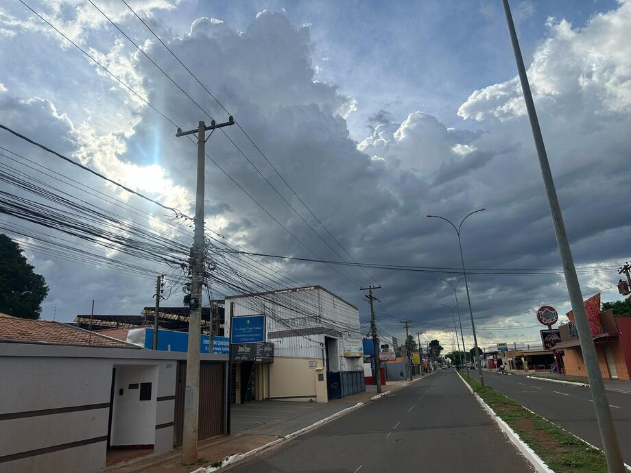 Campo Grande amanhece com céu nublado e sol entre as nuvens; Foto retirada na região do bairro Vila Sobrinho