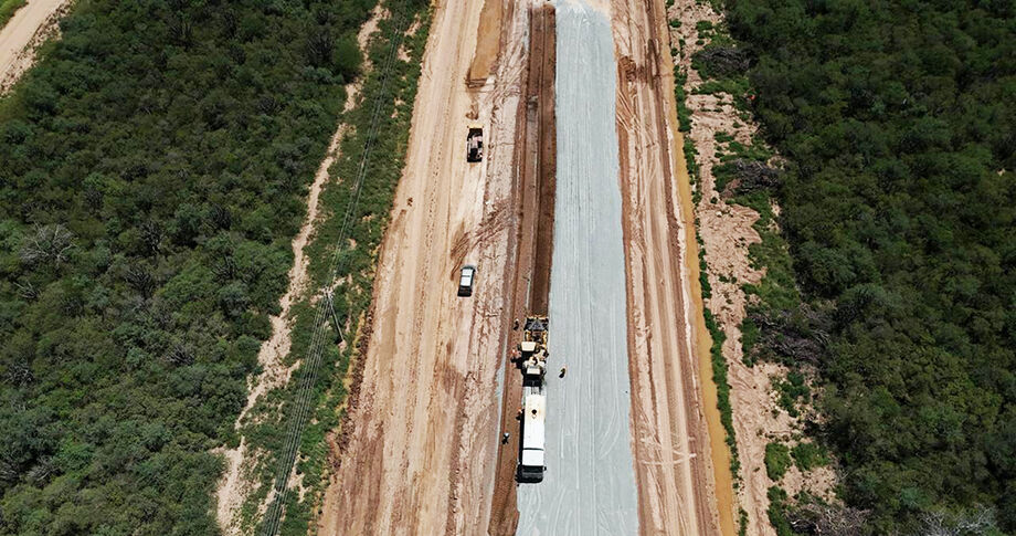 Obras da Rota Bioceânica seguem avançando no Paraguai, com destaque para o Lote 01 da PY15, mesmo sob chuvas intensas no Chaco.