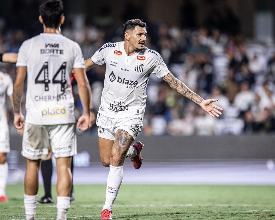 Tiquinho Soares marcou, de pênalti, o primeiro gol do Santos na goleada por 4 a 1 sobre o Coritiba.