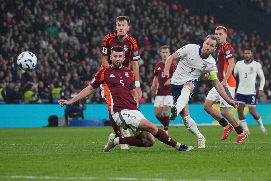 Harry Kane balança as redes na vitória inglesa sobre a Letônia.