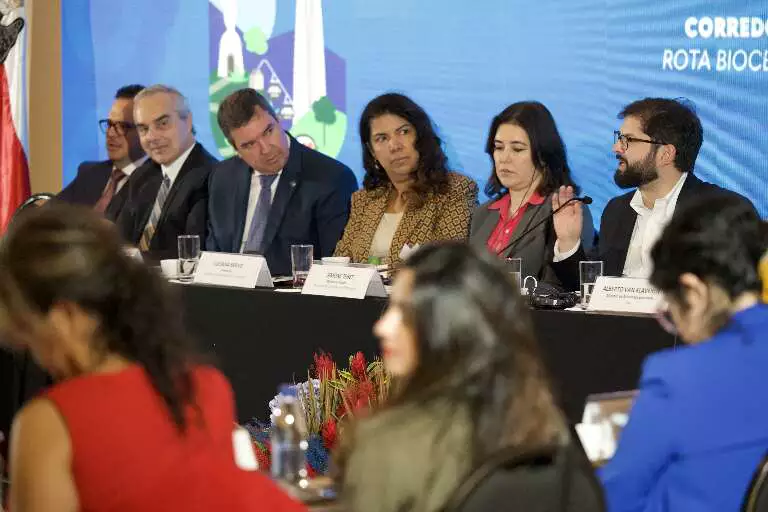Mesa principal do Fórum Empresarial Brasil-Chile, realizado na sede da CNI, em Brasília, com a presença do governador Eduardo Riedel (MS), da ministra Simone Tebet, do presidente do Chile, Gabriel Boric, e de autoridades dos dois países.