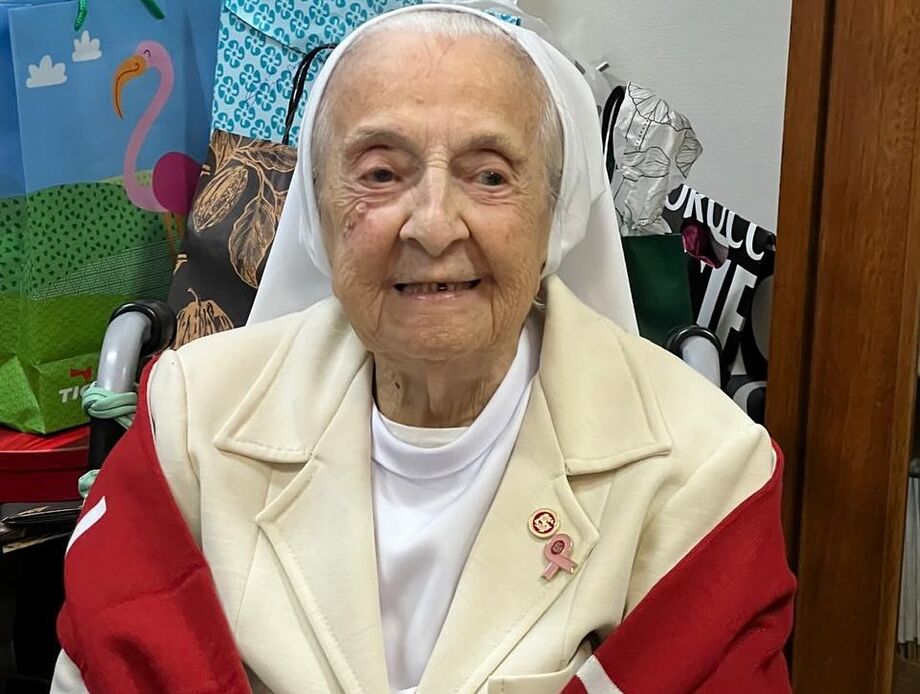 Inah Canabarro Lucas, freira e torcedora do Internacional, em foto de 2024; religiosa morreu em Porto Alegre aos 116 anos, reconhecida como a pessoa mais velha do mundo.