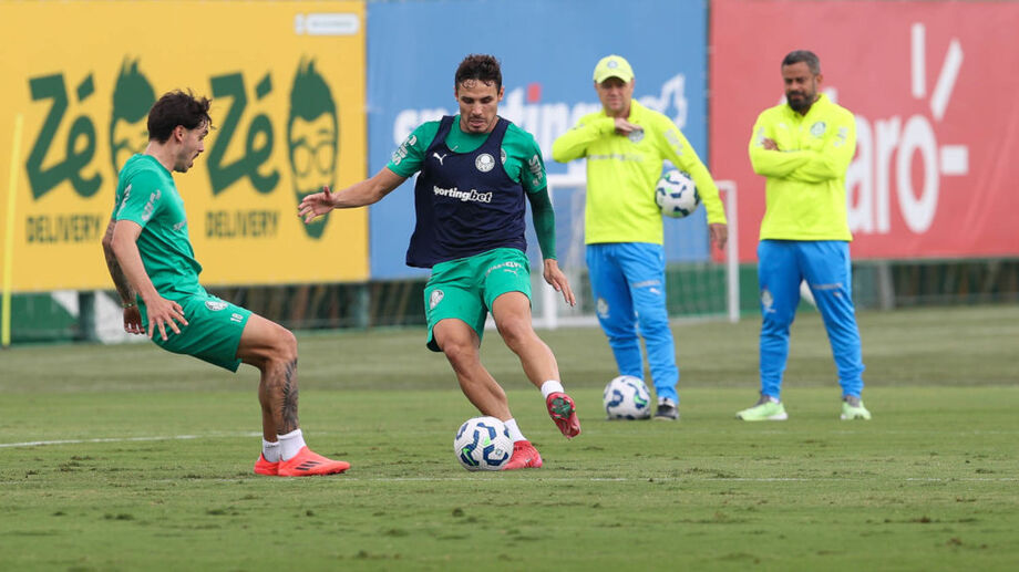 Raphael Veiga em jogo do Palmeiras; meia é alvo de sondagens do América do México.
