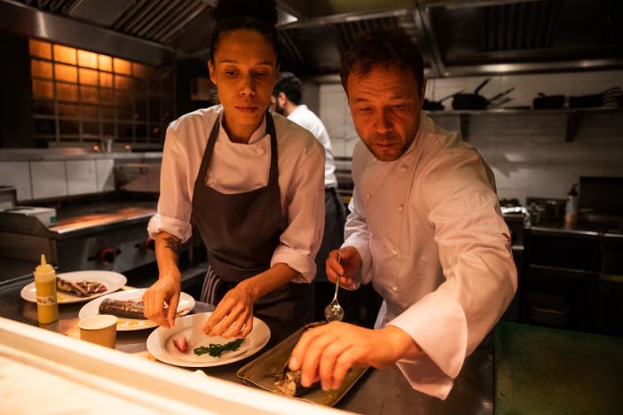 'O Chef', filme em plano sequência, é fruto da parceria entre os britânicos Stephen Graham e Philip Barantini.
