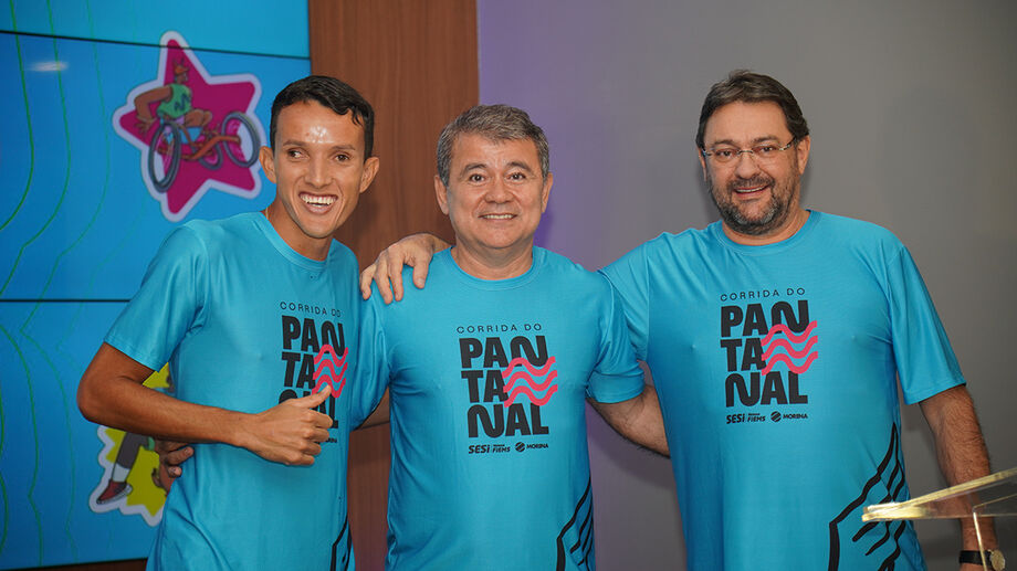 O paratleta Yeltsin Jacques, padrinho da Corrida do Pantanal, ao lado do diretor-geral da Rede Matogrossense de Comunicação, Nicomedes Silva Filho, e do presidente da Fiems, Sérgio Longen
