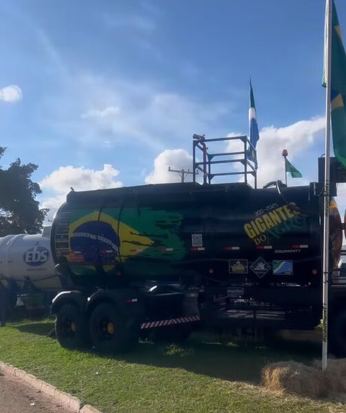 O caminhão-tanque com as cores do Brasil e a frase 'Gigantes do Agro' chama atenção na Expogrande 2025. Equipamento reforça o orgulho do agronegócio nacional.