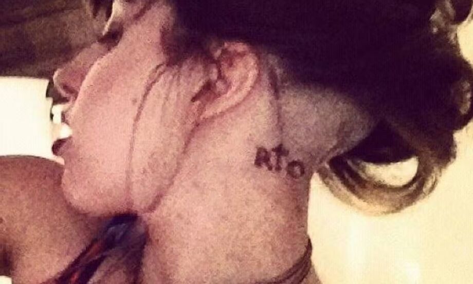 Na época, Gaga divulgou imagens da tatuagem através de fã-clubes
