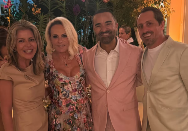 Ana Maria Braga e Fabio Arruba posam com convidados na cerimônia de casamento do casal, realizada na sexta-feira, 4 de abril de 2025.