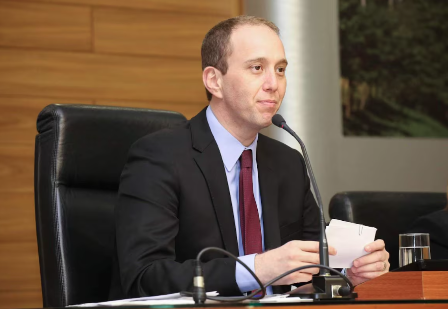 Rodrigo Manga (Republicanos) é alvo de operação da Polícia Federal; diligências miram suspeita de desvios de recursos da saúde