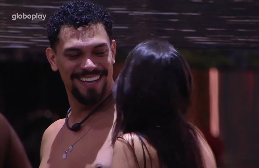 Vinícius revela bissexualidade em conversa com amigos.