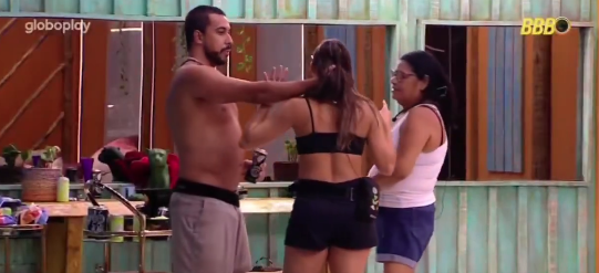 Maike é advertido por produção do 'BBB 25' após mordida e puxão de cabelo em Renata
