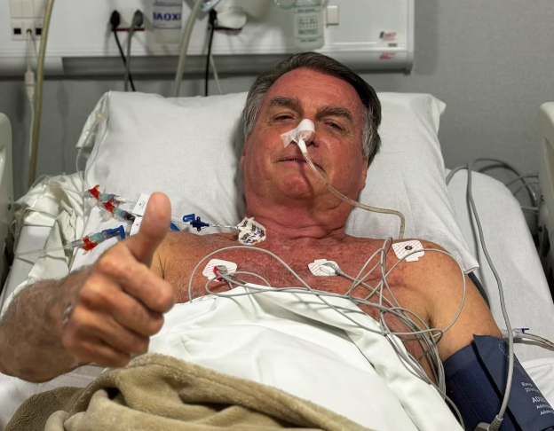 Cirurgia de 12 horas foi bem-sucedida, segundo boletim médico; Bolsonaro apresenta quadro estável