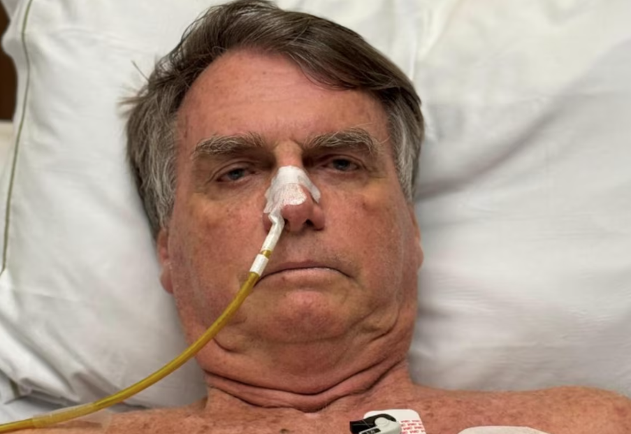 O ex-presidente Jair Bolsonaro (PL) segue internado no Hospital DF Star.