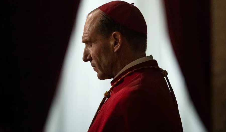 Audiência do filme 'Conclave' cresce 280% após a morte do papa Francisco
