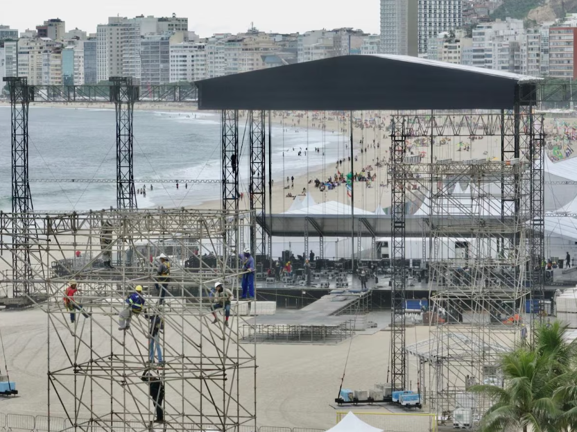 Montagem do palco de Lady Gaga na Praia de Copacabana, no Rio de Janeiro.