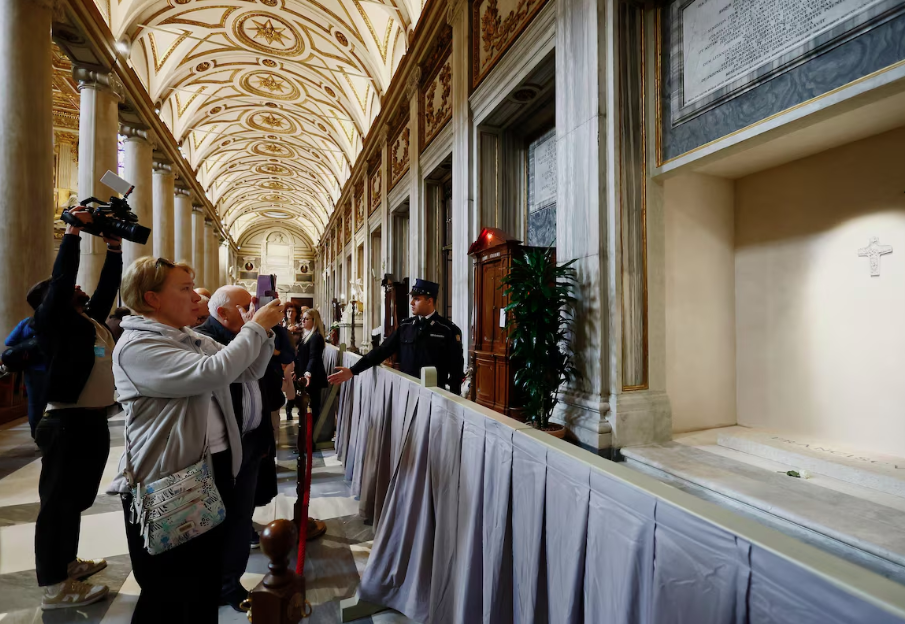 Fiéis fazem fila para prestar homenagem ao túmulo do papa Francisco dentro da Basílica de Santa Maria Maior, no em Roma, domingo, 27 de abril de 2025.