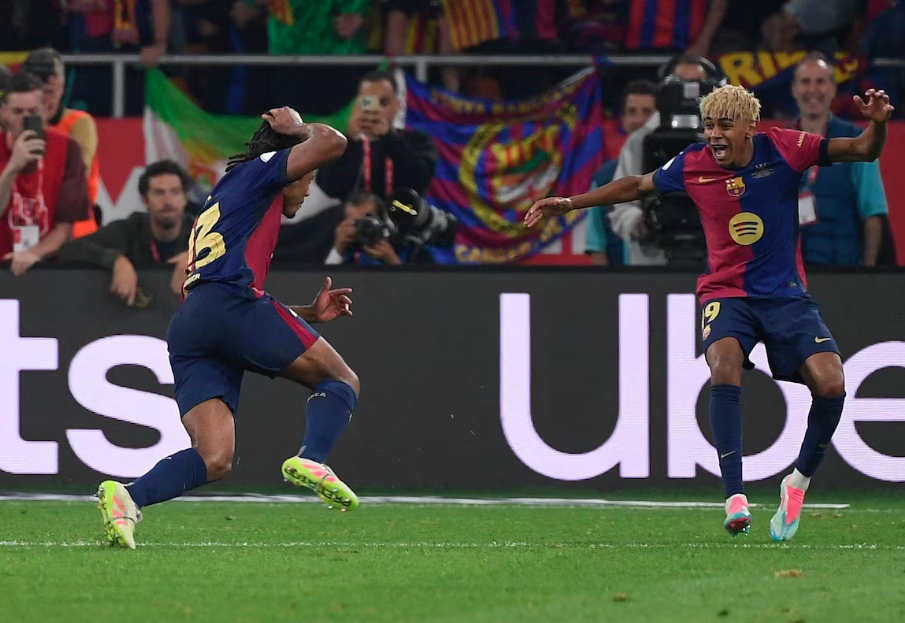 Koundé marca no apagar das luzes para dar 32º título da Copa do Rei ao Barcelona.