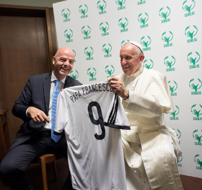 Papa Francisco com o presidente da Fifa, Gianni Infantino, durante uma reunião das Scholas Occurrentes, no Vaticano, em 29 de maio de 2016.
