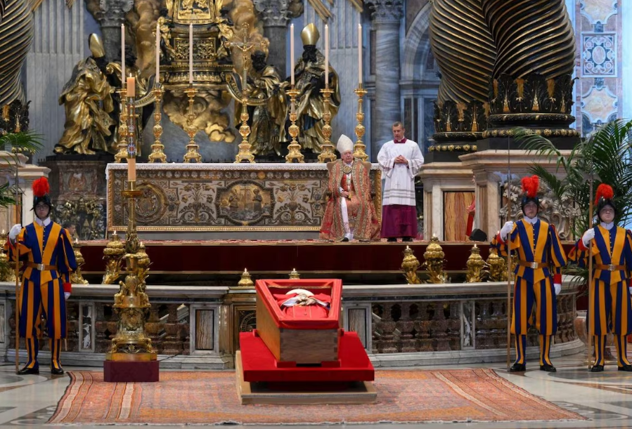 Integrantes da Guarda Suíça fazem a proteção do caixão onde repousa o papa Francisco, na Basílica de São Pedro