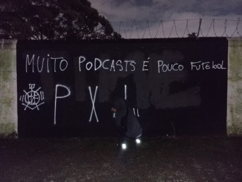 Muros do Parque São Jorge, sede do Corinthians, foram pichados com frases de protesto contra Augusto Melo.